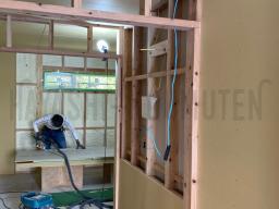 石膏ボードを貼って壁を作っていきます！---- COPYRIGHT©2021 霧島市 TDホーム霧島（有）林工務店 ----