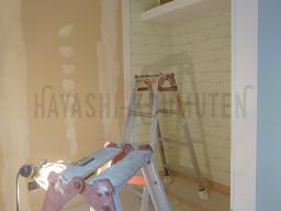 何度もパテを塗り込み平らにした後、やっとクロスが貼られます！---- COPYRIGHT©2021 霧島市 TDホーム霧島（有）林工務店 ----