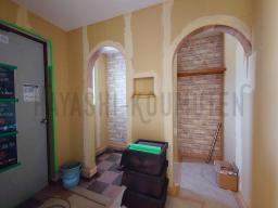 何度もパテを塗り込み平らにした後、やっとクロスが貼られます！---- COPYRIGHT©2021 霧島市 TDホーム霧島（有）林工務店 ----