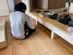 床塗装工事が進められました！ 塗っている塗料は、植物由来の自然塗料なので体にも優しい塗料です！---- COPYRIGHT©2021 霧島市 TDホーム霧島（有）林工務店 ----