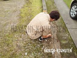 縄張りを行いました！ 縄張りは、家の建つ場所を縄で囲って配置を視覚化する作業になります！ 図面通りの場所に杭を打ち、グルッと一周縄を巻き付けていきます。---- COPYRIGHT©2020 霧島市 TDホーム霧島（有）林工務店 ----