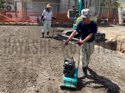 基礎の形を掘りだしたら、砕石を敷き詰めて転圧機でしっかりと締め固めます！---- COPYRIGHT©2020 霧島市 TDホーム霧島（有）林工務店 ----