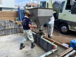 型枠を取付けた後は、ベースと同じ様にコンクリートをクレーンで吊り上げながら 打設が行なわれました！---- COPYRIGHT©2020 霧島市 TDホーム霧島（有）林工務店 ----