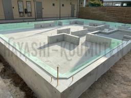 基礎の周りの土を埋め戻して、綺麗に整地して基礎工事が完了です！地震に強いベタ基礎です！---- COPYRIGHT©2020 霧島市 TDホーム霧島（有）林工務店 ----