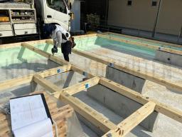 材料が搬入されて、大工工事が開始されました！最初は「土台敷き込み」と言う作業が行なわれます。この作業は、家の土台となる木材を基礎の上に設置していく作業です！---- COPYRIGHT©2020 霧島市 TDホーム霧島（有）林工務店 ----