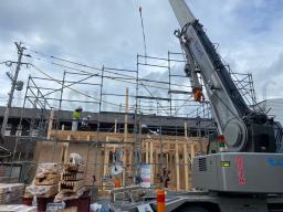 クレーンでの建込み作業が行なわれました！土台敷き込みを行なった所に柱を立てて、梁や桁などの重い木材を クレーンで吊り上げながら骨組みを組んでいく作業です！---- COPYRIGHT©2020 霧島市 TDホーム霧島（有）林工務店 ----