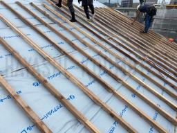 屋根の骨組みを作る前に遮熱シートを施工しました！ このシートは、太陽の熱を反射することができるシートです.｡ﾟ+.(･∀･)ﾟ+.ﾟ 屋根が一番熱を受ける場所なので、屋根からの熱を防ぐ事で断熱性もバッチリです！---- COPYRIGHT©2020 霧島市 TDホーム霧島（有）林工務店 ----