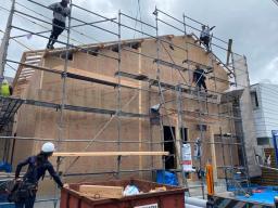 ノボパンの施工が行なわれました！「ノボパン」とは、写真の茶色い壁材の事です。耐力面材と呼ばれるもので、1枚のパネルで柱や桁などを繋ぐことで筋違いの代わりになり、地震などの横揺れに強い家にすることができます！---- COPYRIGHT©2020 霧島市 TDホーム霧島（有）林工務店 ----