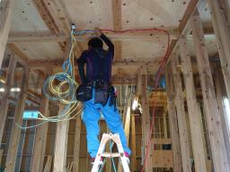 電気配線工事が進められました。配線は、ユニット配線と言う工場であらかじめ組まれたものを使用しています。 青がスイッチ、黄色が照明、赤が専用電源と言う風に 色分けしてあり、分かりやすくなっています。---- COPYRIGHT©2020 霧島市 TDホーム霧島（有）林工務店 ----