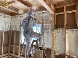 発泡ウレタン断熱材の施工が行なわれました！---- COPYRIGHT©2020 霧島市 TDホーム霧島（有）林工務店 ----
