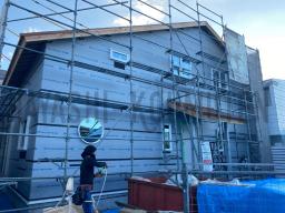 外壁材を貼る前に「遮熱シート」の施工が行なわれました！このシートは上棟時に屋根に敷き込んだのと同じシートです。太陽から受ける熱を反射する効果があります。外壁部、屋根部に遮熱シートを施工して、家全体を包み込みました！---- COPYRIGHT©2020 霧島市 TDホーム霧島（有）林工務店 ----