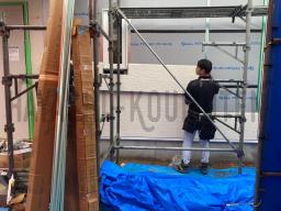 寸法を測りながらカットして、サイディングを施工していきます！取り付けには専用の金具を用いて、遮熱シートとサイディング材の間に湿気や熱を外部に排出するための通気層を取っています。---- COPYRIGHT©2020 霧島市 TDホーム霧島（有）林工務店 ----