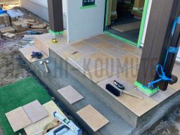 玄関タイルの施工が行われました！---- COPYRIGHT©2020 霧島市 TDホーム霧島（有）林工務店 ----