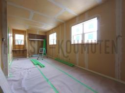 パテを塗ってペーパーで擦って、ボードの繋ぎ目やビスの頭などの凸凹を平らにしていきます！---- COPYRIGHT©2020 霧島市 TDホーム霧島（有）林工務店 ----