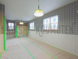 何度もパテを塗り込み平らにした後、やっとクロスが貼られます！---- COPYRIGHT©2020 霧島市 TDホーム霧島（有）林工務店 ----