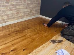 床塗装工事が進められました！ 塗っている塗料は、植物由来の自然塗料なので体にも優しい塗料です！---- COPYRIGHT©2020 霧島市 TDホーム霧島（有）林工務店 ----