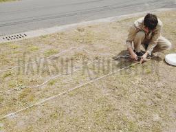 縄張りを行いました! 縄張りは、家の建つ場所を縄で囲って配置を視覚化する作業になります! 図面通りの場所に杭を打ち、グルッと一周縄を巻き付けていきます。---- COPYRIGHT©2020 霧島市 TDホーム霧島(有)林工務店 ----