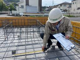 鉄筋組みを終え、配筋検査が行なわれました。設計図通りに施工されているか鉄筋同士の繋ぎ目の長さや鉄筋の間隔など細かく検査されました。---- COPYRIGHT©2020 霧島市 TDホーム霧島(有)林工務店 ----