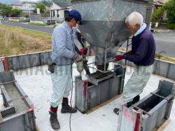 型枠を取付けた後は、ベースと同じ様にコンクリートをクレーンで吊り上げながら 打設が行なわれました!---- COPYRIGHT©2020 霧島市 TDホーム霧島(有)林工務店 ----