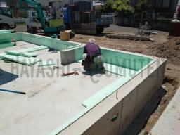 コンクリートがしっかりと固まり、型枠を解体した後に、基礎断熱材を取り付けています!外部に面する部分に基礎断熱材を施工することでコンクリートから伝わる外部の熱を遮断しています!---- COPYRIGHT©2020 霧島市 TDホーム霧島(有)林工務店 ----