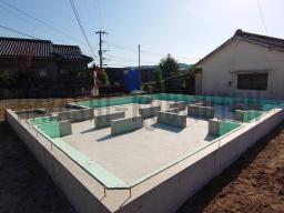基礎の周りの土を埋め戻して、綺麗に整地して基礎工事が完了です!地震に強いベタ基礎です!---- COPYRIGHT©2020 霧島市 TDホーム霧島(有)林工務店 ----