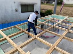 料が搬入されて、大工工事が開始されました!最初は「土台敷き込み」と言う作業が行なわれます。この作業は、家の土台となる木材を基礎の上に設置していく作業です!---- COPYRIGHT©2020 霧島市 TDホーム霧島(有)林工務店 ----