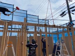 クレーンでの建込み作業が行なわれました!土台敷き込みを行なった所に柱を立てて、梁や桁などの重い木材を クレーンで吊り上げながら骨組みを組んでいく作業です!---- COPYRIGHT©2020 霧島市 TDホーム霧島(有)林工務店 ----