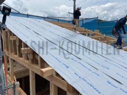 屋根の骨組みを作る前に遮熱シートを施工しました! このシートは、太陽の熱を反射することができるシートです.。゚+.(・∀・)゚+.゚ 屋根が一番熱を受ける場所なので、屋根からの熱を防ぐ事で断熱性もバッチリです!---- COPYRIGHT©2020 霧島市 TDホーム霧島(有)林工務店 ----