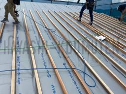 シートを敷いた後、『垂木(たるき)』と呼ばれる木材を並べていきます!垂木を設置することで遮熱シートと屋根の間に通気層ができるので 屋根の湿気や熱を排出できる仕組みになっています!---- COPYRIGHT©2020 霧島市 TDホーム霧島(有)林工務店 ----