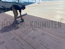 垂木の上に屋根合板を敷き込み、ルーフィングと言う防水シートをかぶせます。---- COPYRIGHT©2020 霧島市 TDホーム霧島(有)林工務店 ----