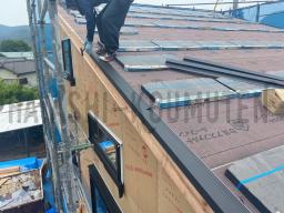 屋根工事が進められました!最初に板金取り付けから行われました! 板金を付ける事で雨水の流れを作り、雨漏りしないようになっています。---- COPYRIGHT©2020 霧島市 TDホーム霧島(有)林工務店 ----