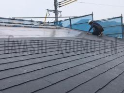 下から順番にコロニアルを貼っていきます!---- COPYRIGHT©2020 霧島市 TDホーム霧島(有)林工務店 ----