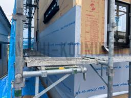 外壁材を貼る前に「遮熱シート」の施工が行なわれました!このシートは上棟時に屋根に敷き込んだのと同じシートです。太陽から受ける熱を反射する効果があります。外壁部、屋根部に遮熱シートを施工して、家全体を包み込みました!---- COPYRIGHT©2020 霧島市 TDホーム霧島(有)林工務店 ----