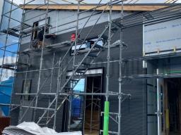 寸法を測りながらカットして、サイディングを施工していきます!取り付けには専用の金具を用いて、遮熱シートとサイディング材の間に湿気や熱を外部に排出するための通気層を取っています。---- COPYRIGHT©2020 霧島市 TDホーム霧島(有)林工務店 ----