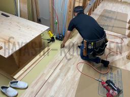 床板の施工が進められています。2階部分なので音防止のために石膏ボードを敷き詰めて、その上に床板 を貼ります。---- COPYRIGHT©2020 霧島市 TDホーム霧島(有)林工務店 ----