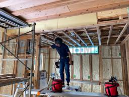 天井下地組みが完了した後、天井部分の石膏ボード貼りが進められます。---- COPYRIGHT©2020 霧島市 TDホーム霧島(有)林工務店 ----