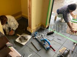 玄関タイルの施工が行われました!---- COPYRIGHT©2020 霧島市 TDホーム霧島(有)林工務店 ----