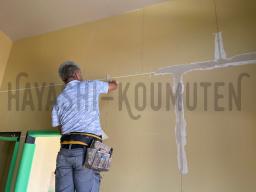 クロス工事が開始されました。いきなりクロスを貼るのではなく、下処理のパテ塗り作業が行なわれます!---- COPYRIGHT©2020 霧島市 TDホーム霧島(有)林工務店 ----