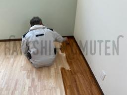 床塗装工事。植物由来の体にやさしい塗料を使用しています。---- COPYRIGHT©2020 霧島市 TDホーム霧島(有)林工務店 ----