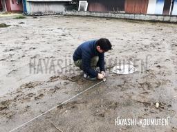 縄張りを行いました！ 縄張りは、家の建つ場所を縄で囲って配置を視覚化する作業になります！ 図面通りの場所に杭を打ち、グルッと一周縄を巻き付けていきます。---- COPYRIGHT©2020 霧島市 TDホーム霧島（有）林工務店 ----