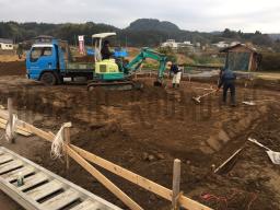 基礎を作る所を掘る「床掘り」と言う作業が行なわれました。---- COPYRIGHT©2020 霧島市 TDホーム霧島（有）林工務店 ----