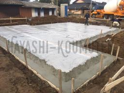 図面通りの高さまで掘った後、砕石を敷き込み、しっかりと転圧をかけて 地面を締固め、防湿シートで全体を覆います。その後、周りに捨てコンと呼ばれるコンクリートを流し込みます。---- COPYRIGHT©2020 霧島市 TDホーム霧島（有）林工務店 ----