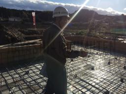 鉄筋組みを終え、配筋検査が行なわれました。設計図通りに施工されているか鉄筋同士の繋ぎ目の長さや鉄筋の間隔など細かく検査されました。---- COPYRIGHT©2020 霧島市 TDホーム霧島（有）林工務店 ----