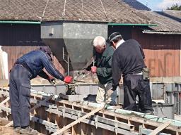 型枠を取付けた後は、ベースと同じ様にコンクリートをクレーンで吊り上げながら 打設が行なわれました！---- COPYRIGHT©2020 霧島市 TDホーム霧島（有）林工務店 ----