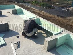 コンクリートがしっかりと固まり、型枠を解体した後に、基礎断熱材を取り付けています！外部に面する部分に基礎断熱材を施工することでコンクリートから伝わる外部の熱を遮断しています！---- COPYRIGHT©2020 霧島市 TDホーム霧島（有）林工務店 ----