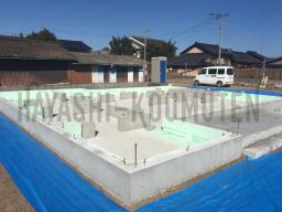 基礎の周りの土を埋め戻して、綺麗に整地して基礎工事が完了です！地震に強いベタ基礎です！---- COPYRIGHT©2020 霧島市 TDホーム霧島（有）林工務店 ----