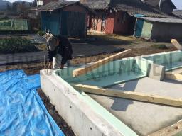 材料が搬入されて、大工工事が開始されました！最初は「土台敷き込み」と言う作業が行なわれます。この作業は、家の土台となる木材を基礎の上に設置していく作業です！---- COPYRIGHT©2020 霧島市 TDホーム霧島（有）林工務店 ----