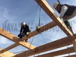 レーンを使って家の骨組みを 作る建て方が行なわれました！---- COPYRIGHT©2020 霧島市 TDホーム霧島（有）林工務店 ----