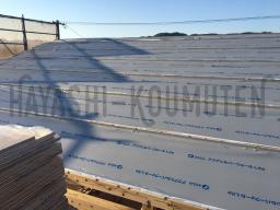 屋根の骨組みを作る前に遮熱シートを施工しました！ このシートは、太陽の熱を反射することができるシートです.｡ﾟ+.(･∀･)ﾟ+.ﾟ 屋根が一番熱を受ける場所なので、屋根からの熱を防ぐ事で断熱性もバッチリです！---- COPYRIGHT©2020 霧島市 TDホーム霧島（有）林工務店 ----