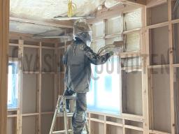 発泡ウレタン断熱材の施工が行なわれました！---- COPYRIGHT©2020 霧島市 TDホーム霧島（有）林工務店 ----